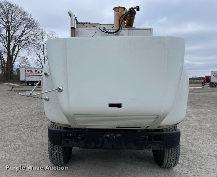 image for item DP0273 2001 International 8100  feed delivery truck