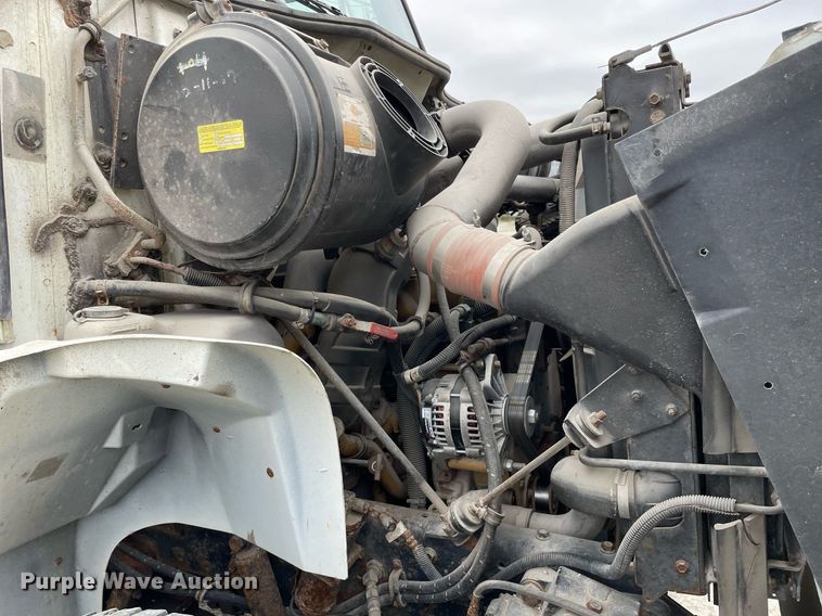 image for item DP0273 2001 International 8100  feed delivery truck