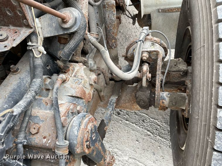 image for item DP0273 2001 International 8100  feed delivery truck