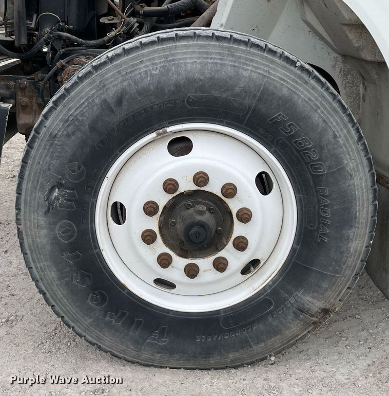 image for item DP0273 2001 International 8100  feed delivery truck