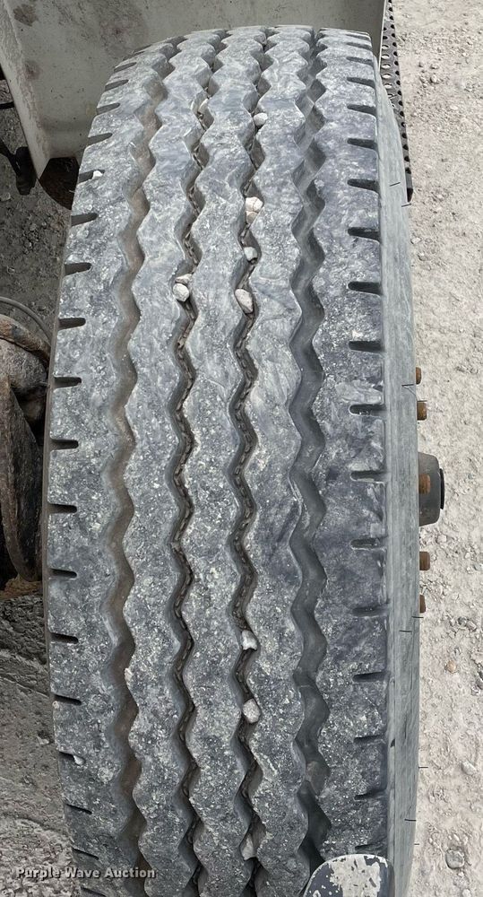 image for item DP0273 2001 International 8100  feed delivery truck