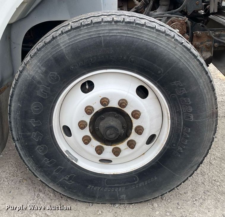 image for item DP0273 2001 International 8100  feed delivery truck