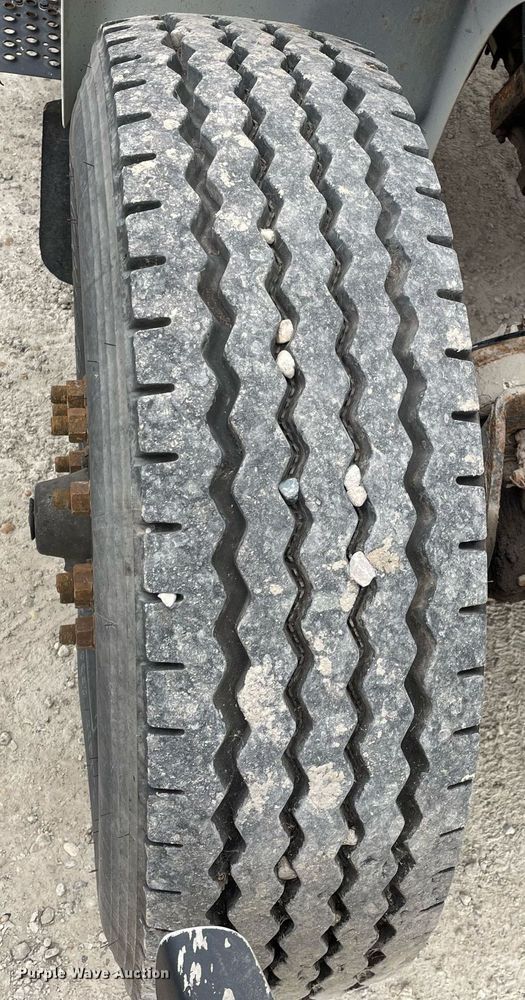 image for item DP0273 2001 International 8100  feed delivery truck