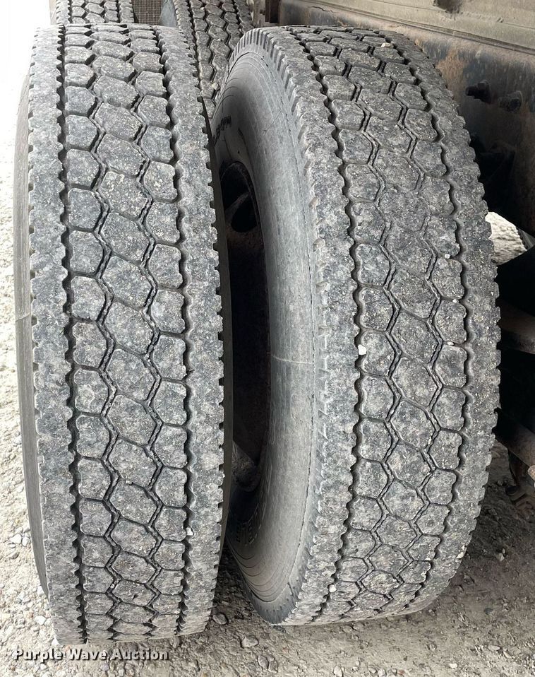 image for item DP0273 2001 International 8100  feed delivery truck