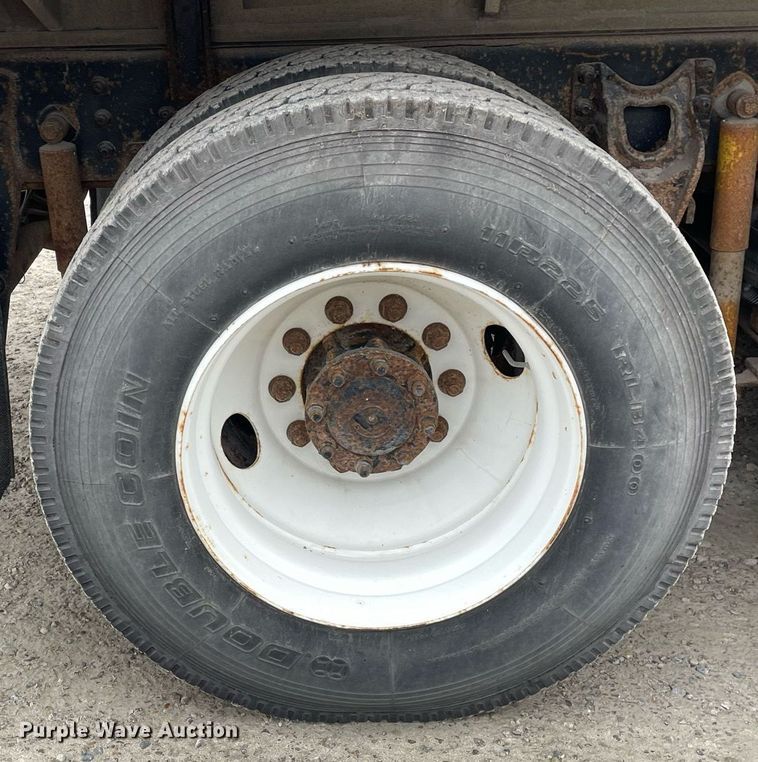 image for item DP0273 2001 International 8100  feed delivery truck