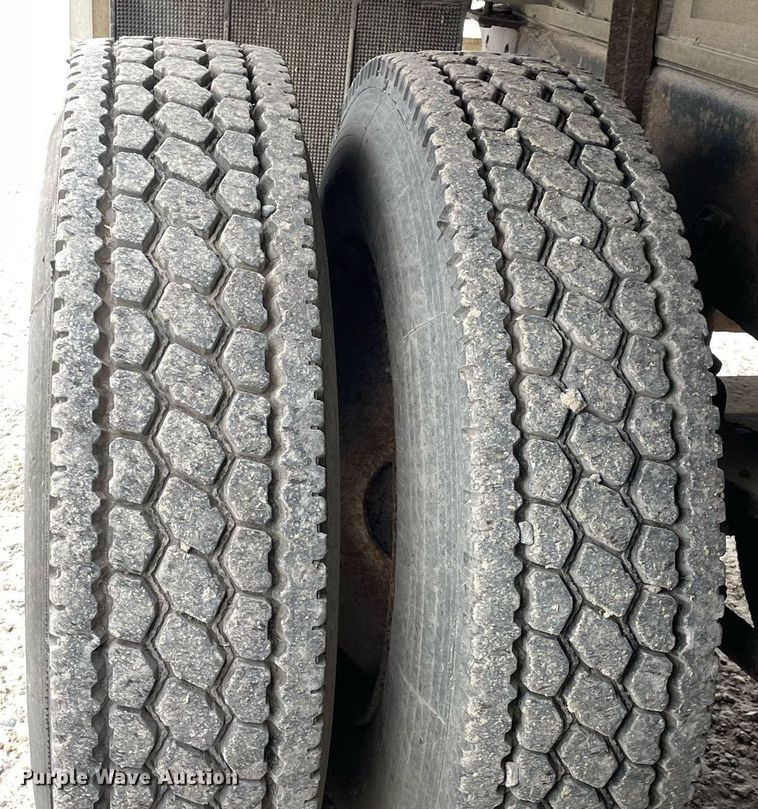 image for item DP0273 2001 International 8100  feed delivery truck