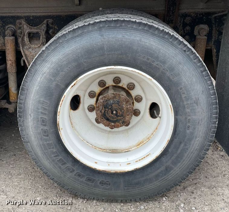 image for item DP0273 2001 International 8100  feed delivery truck