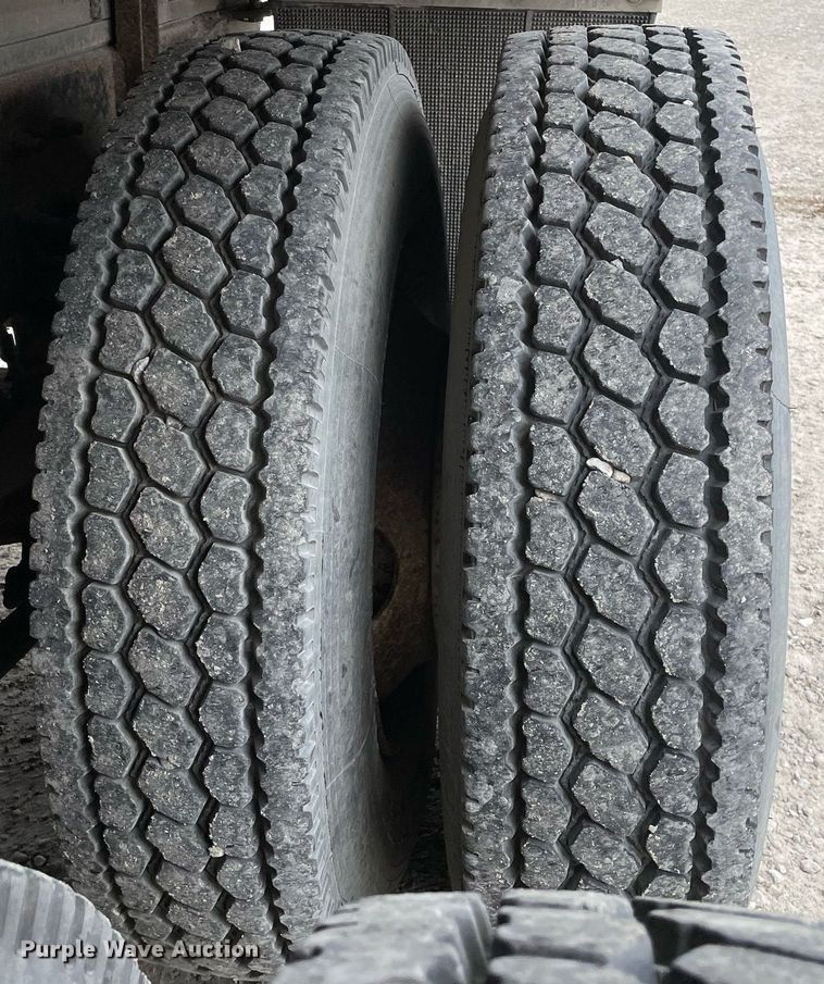 image for item DP0273 2001 International 8100  feed delivery truck