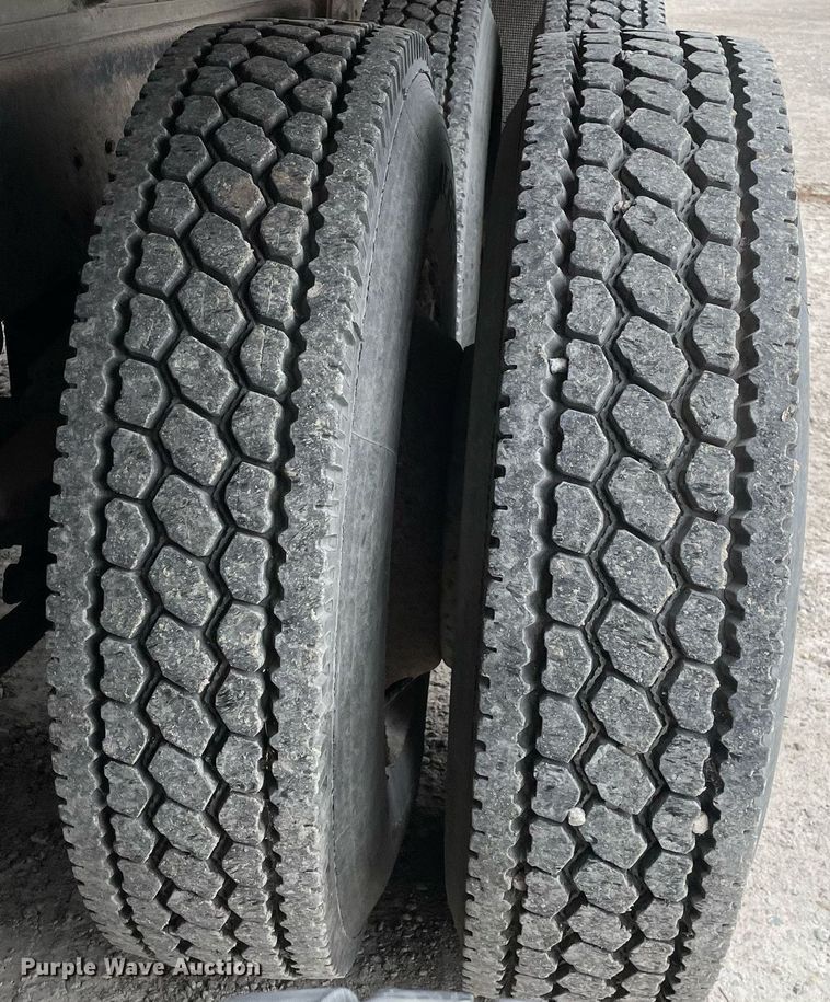 image for item DP0273 2001 International 8100  feed delivery truck