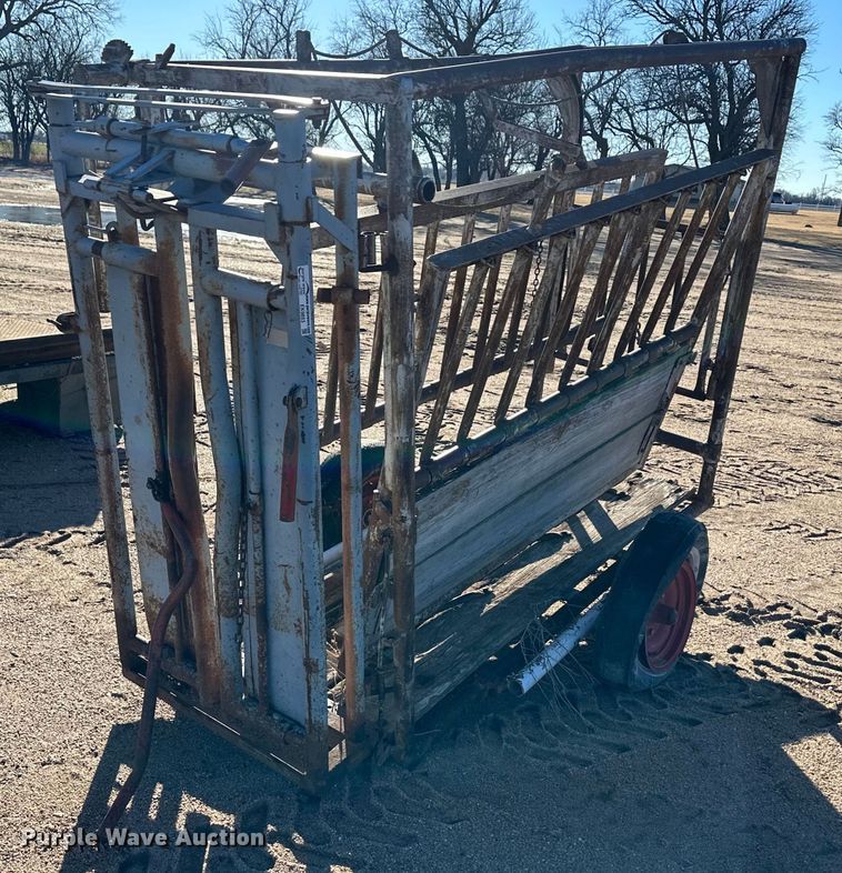 image for item EK9853 Livestock squeeze chute