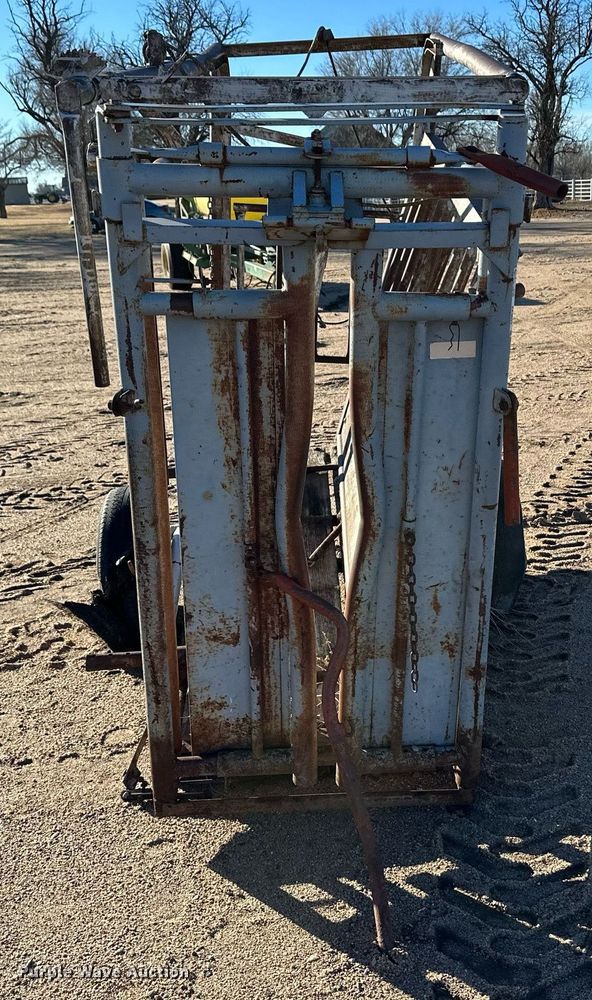 image for item EK9853 Livestock squeeze chute