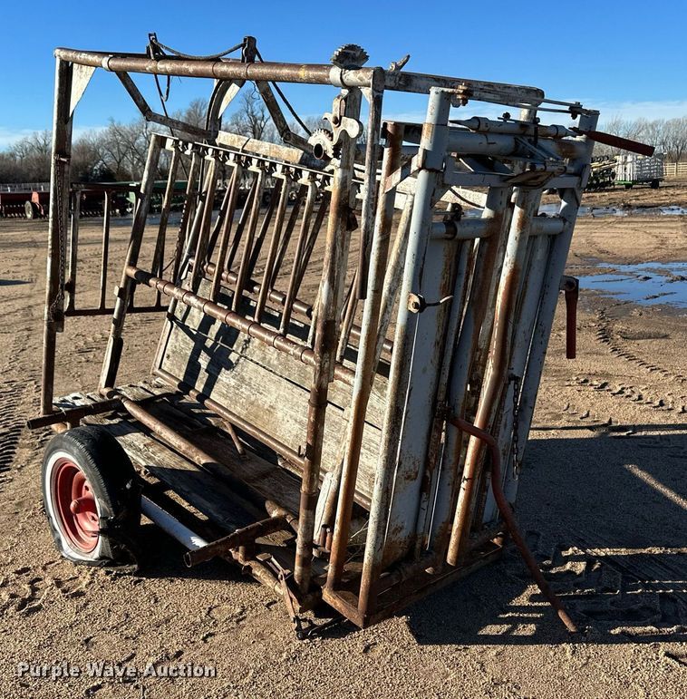 image for item EK9853 Livestock squeeze chute