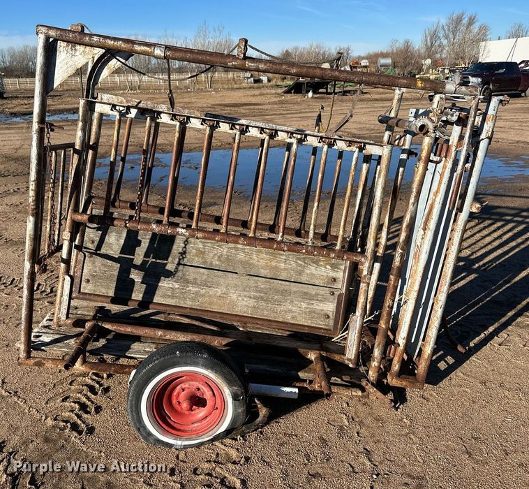 image for item EK9853 Livestock squeeze chute