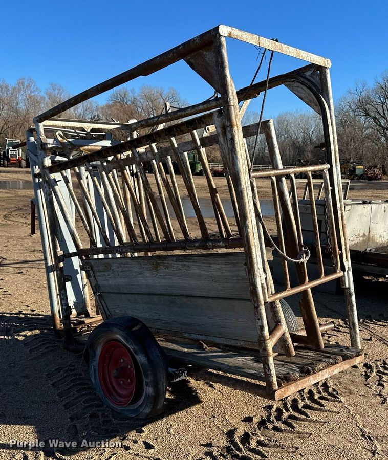 image for item EK9853 Livestock squeeze chute