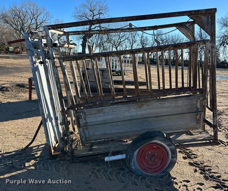 image for item EK9853 Livestock squeeze chute