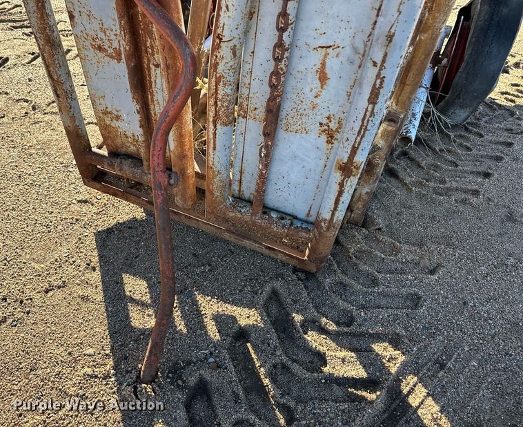 image for item EK9853 Livestock squeeze chute