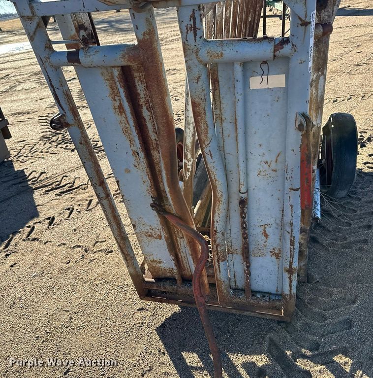 image for item EK9853 Livestock squeeze chute