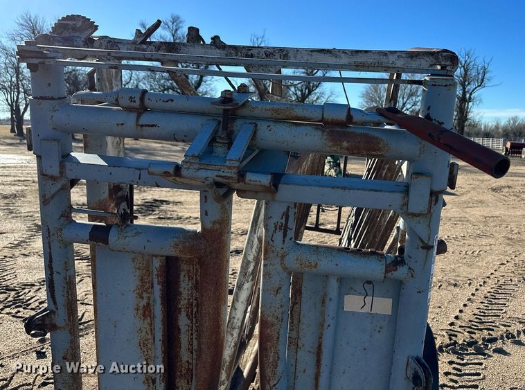 image for item EK9853 Livestock squeeze chute