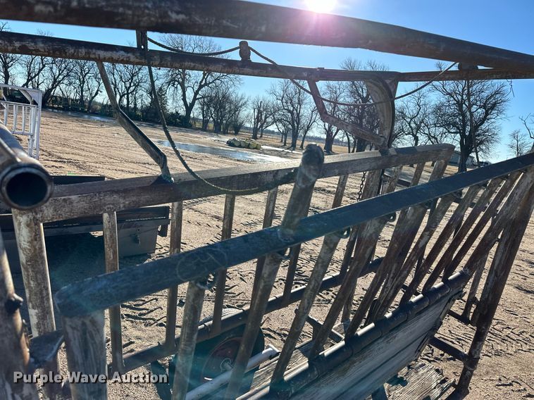 image for item EK9853 Livestock squeeze chute