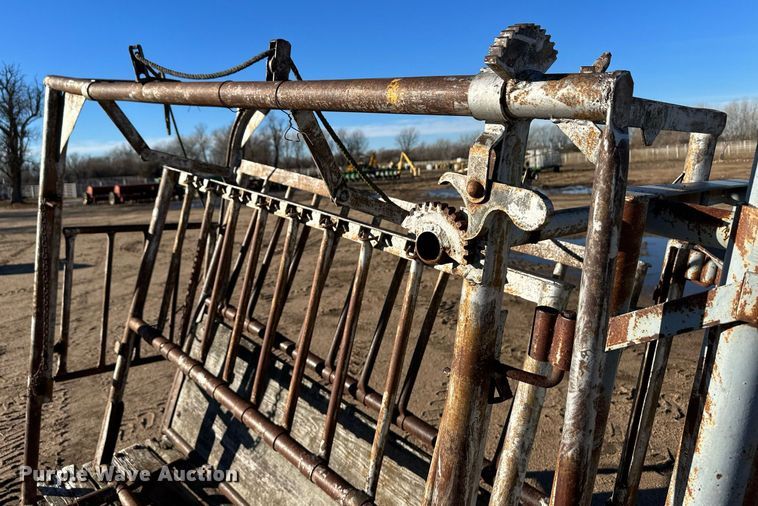 image for item EK9853 Livestock squeeze chute