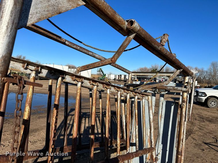 image for item EK9853 Livestock squeeze chute