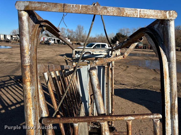 image for item EK9853 Livestock squeeze chute