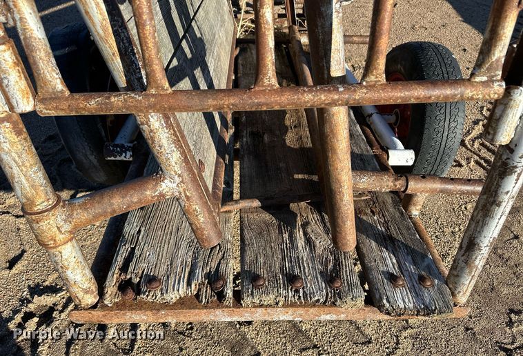 image for item EK9853 Livestock squeeze chute