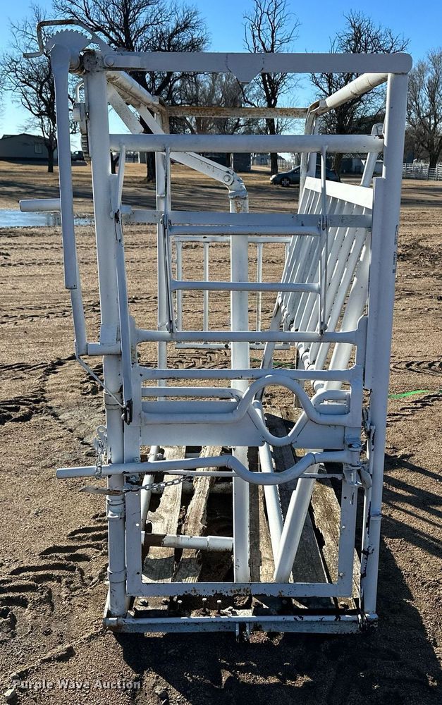 image for item EK9855 Livestock squeeze chute
