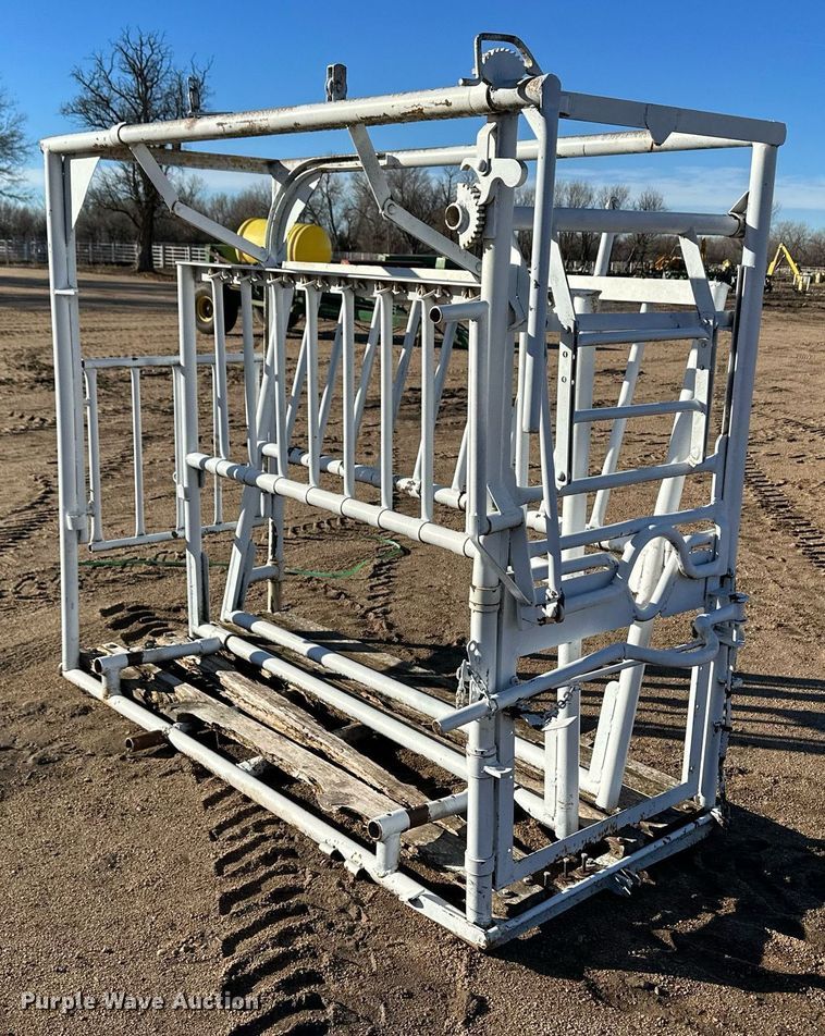 image for item EK9855 Livestock squeeze chute