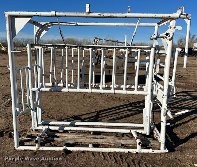 image for item EK9855 Livestock squeeze chute