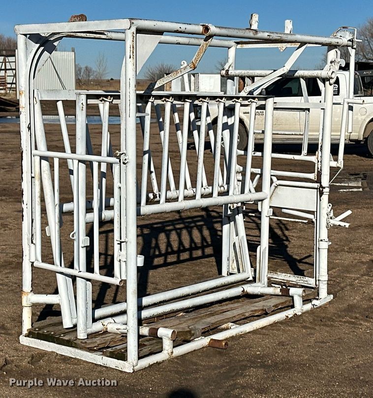 image for item EK9855 Livestock squeeze chute