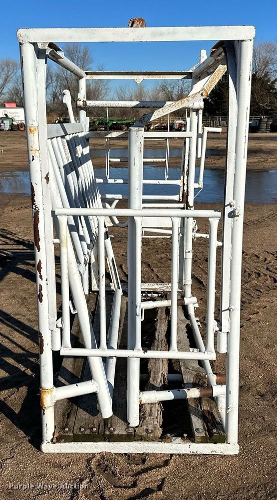 image for item EK9855 Livestock squeeze chute