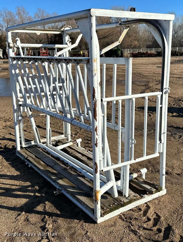 image for item EK9855 Livestock squeeze chute