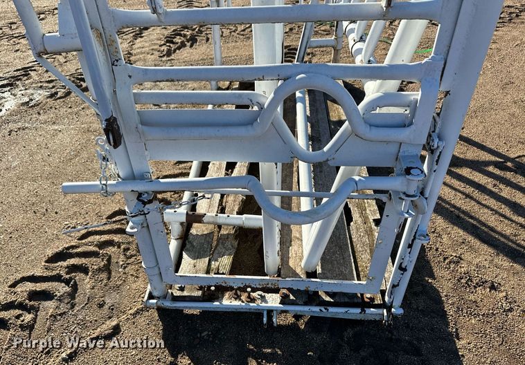 image for item EK9855 Livestock squeeze chute