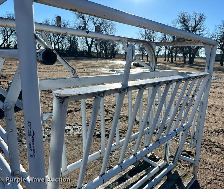 image for item EK9855 Livestock squeeze chute