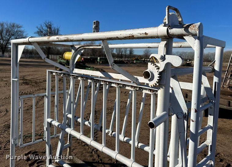image for item EK9855 Livestock squeeze chute