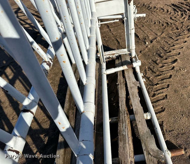 image for item EK9855 Livestock squeeze chute