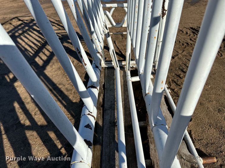 image for item EK9855 Livestock squeeze chute