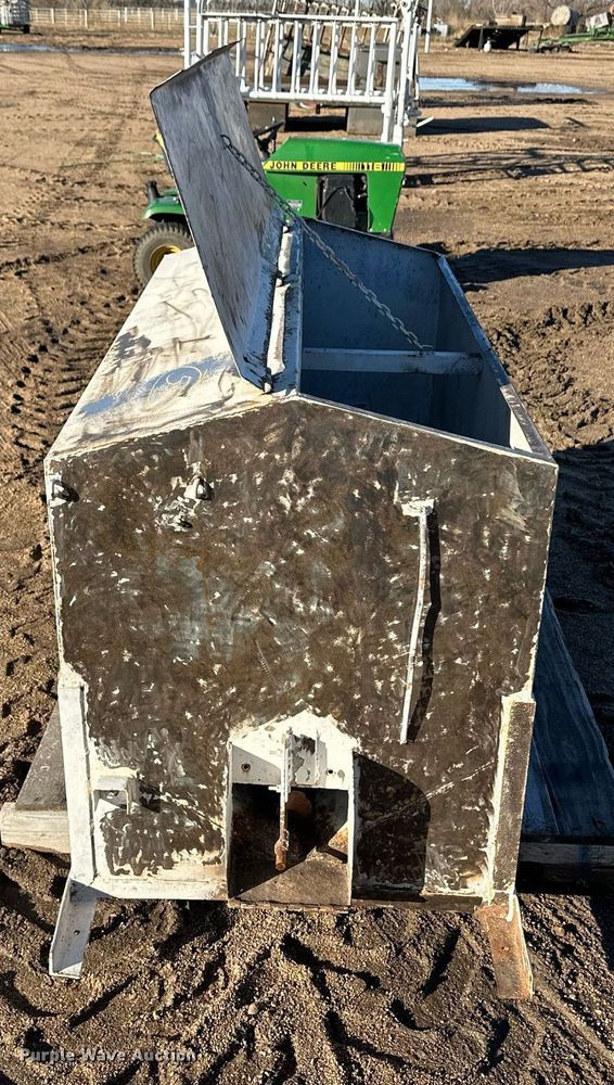 image for item EK9857 Cake feeder