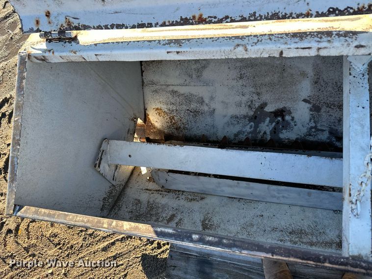 image for item EK9857 Cake feeder