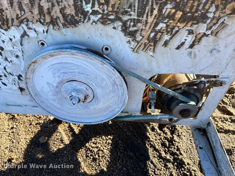 image for item EK9857 Cake feeder