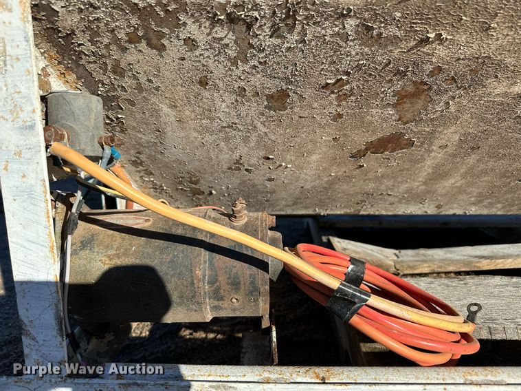 image for item EK9857 Cake feeder