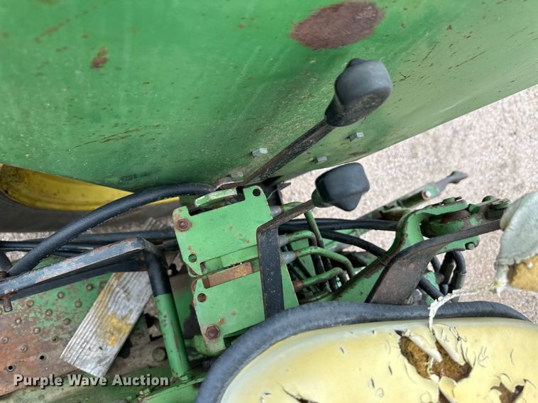 image for item EK9873 1979 John Deere 2640  tractor