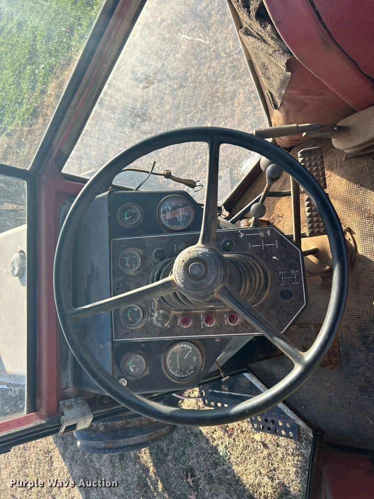 image for item NB9289 1976 White Field Boss 2-85  tractor