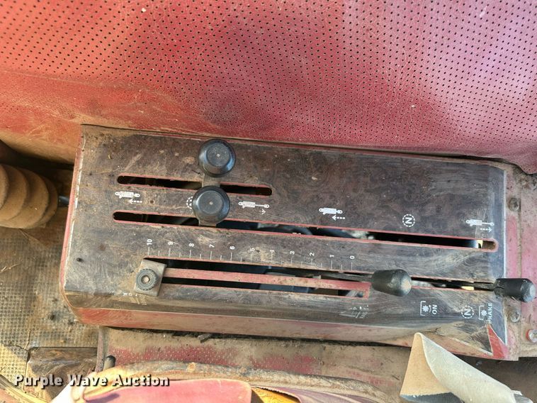 image for item NB9289 1976 White Field Boss 2-85  tractor