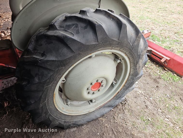 image for item NE9340 1955 Ford 800  tractor