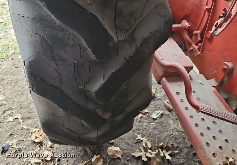 image for item NE9340 1955 Ford 800  tractor