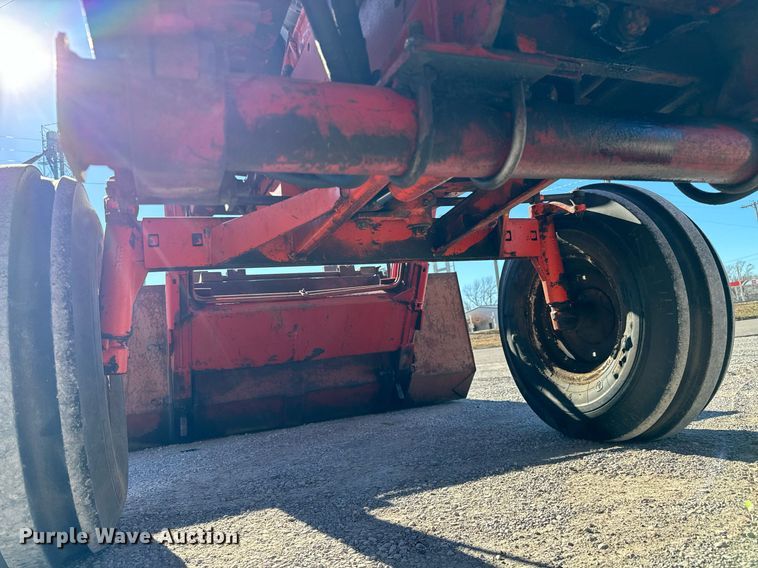 image for item NI9650 1969 Allis-Chalmers 190  tractor