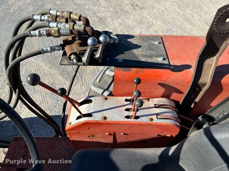 image for item NI9650 1969 Allis-Chalmers 190  tractor