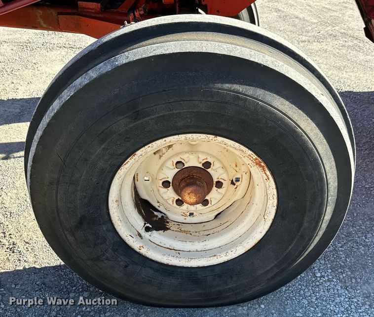 image for item NI9650 1969 Allis-Chalmers 190  tractor